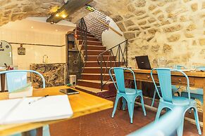 Young & Happy Latin Quarter by Hiphophostels