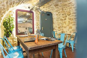 Young & Happy Latin Quarter by Hiphophostels