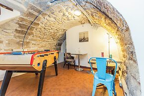 Young & Happy Latin Quarter by Hiphophostels