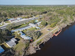 Suwannee Gables Motel and Marina