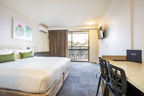 Nightcap at Shoppingtown Hotel