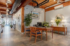 Boston Yacht Haven Inn & Marina