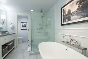 Boston Yacht Haven Inn & Marina