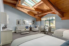 Boston Yacht Haven Inn & Marina