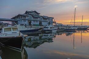 Boston Yacht Haven Inn & Marina