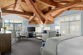 Boston Yacht Haven Inn & Marina