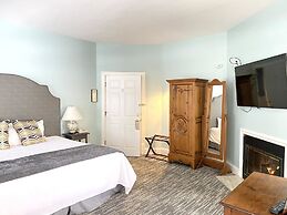 Harbor House Inn