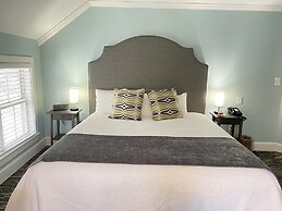 Harbor House Inn