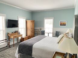 Harbor House Inn