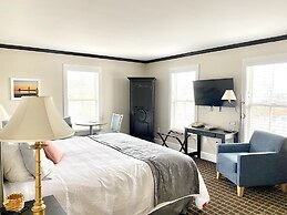 Harbor House Inn