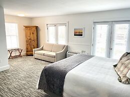 Harbor House Inn