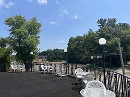 Amber's Inn & Suites