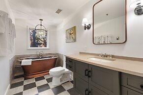 Ice House Suites and Condominiums