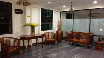 D'Feringghi Haus Hotel & Restaurant