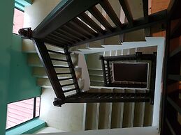 D'Feringghi Haus Hotel & Restaurant