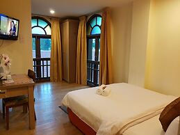 D'Feringghi Haus Hotel & Restaurant