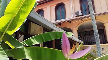 D'Feringghi Haus Hotel & Restaurant