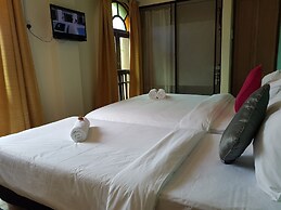 D'Feringghi Haus Hotel & Restaurant