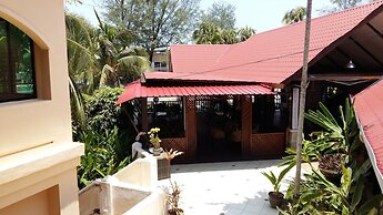 D'Feringghi Haus Hotel & Restaurant