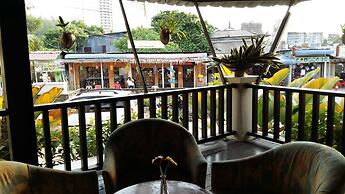 D'Feringghi Haus Hotel & Restaurant