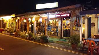 D'Feringghi Haus Hotel & Restaurant