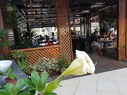 D'Feringghi Haus Hotel & Restaurant