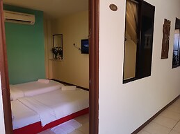 D'Feringghi Haus Hotel & Restaurant