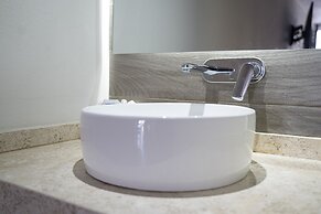 La Posada Hotel & Suites