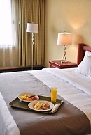 La Posada Hotel & Suites