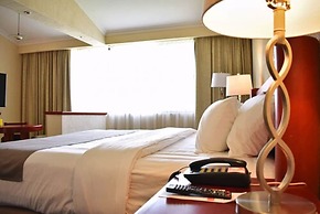 La Posada Hotel & Suites