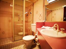 Motel Mayfair on Cavell