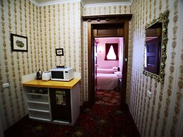 Motel Mayfair on Cavell