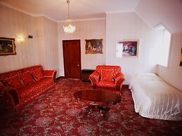 Motel Mayfair on Cavell