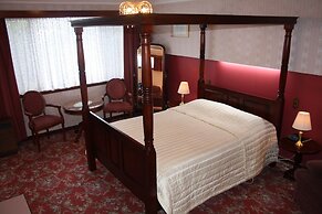 Motel Mayfair on Cavell