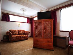 Motel Mayfair on Cavell