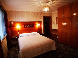 Motel Mayfair on Cavell