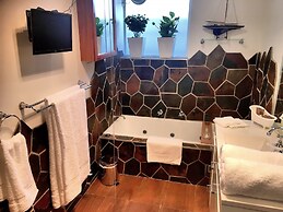 Motel Mayfair on Cavell