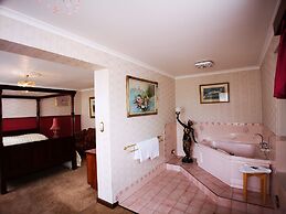 Motel Mayfair on Cavell