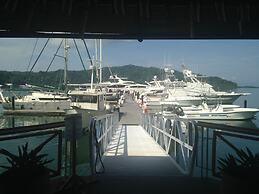 Fish Hook Marina & Lodge