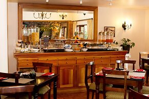 Oakhurst Hotel