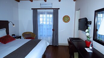 Oakhurst Hotel