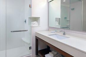 Courtyard Buffalo Downtown / Canalside