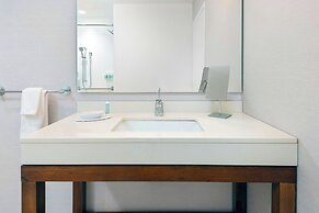 Courtyard Buffalo Downtown / Canalside