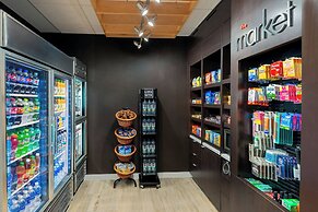 Courtyard Buffalo Downtown / Canalside