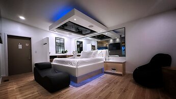 Sybaris Pool Suites Indianapolis