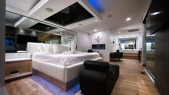Sybaris Pool Suites Indianapolis