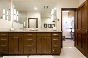 Sultan Two Bedroom Loft Suite with Majestic Mountain Views 2 Condo by 