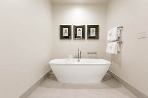 Sultan Two Bedroom Loft Suite with Majestic Mountain Views 2 Condo by 