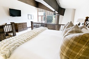 Sultan Two Bedroom Loft Suite with Majestic Mountain Views 2 Condo by 