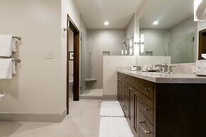 Sultan Two Bedroom Loft Suite with Majestic Mountain Views 2 Condo by 